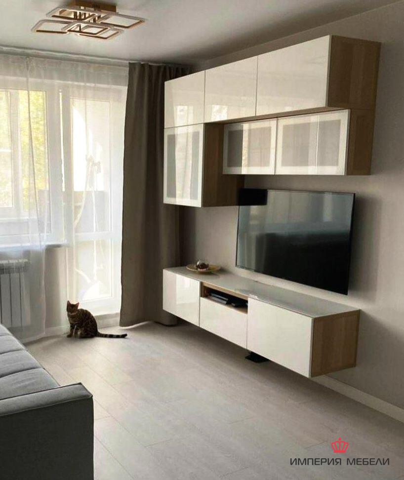 Мебель для гостиной со светлым распашным шкафом