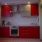Кухня с красными и белыми фасадами